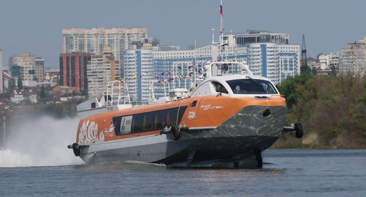 Судно Валдай 45Р на Дону